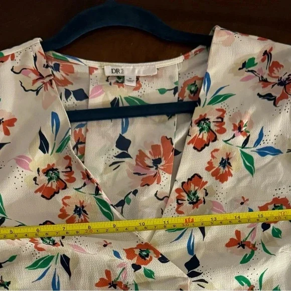 DR2 Daniel Rainn - cream  floral v-neck pleated front cap sleeves top, S… - Picture 6 of 7